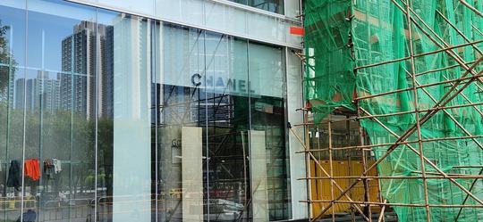 至於CHANEL店面的裝修已大致完成，旁邊放置了不少建築材料。圖片來源：LIHKG討論區