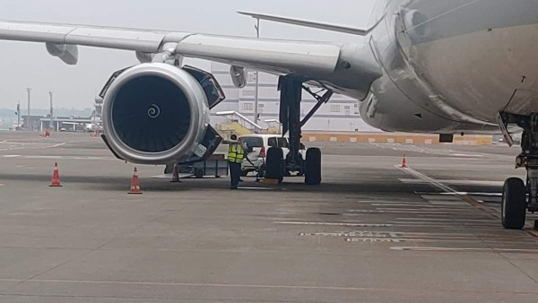 國泰高雄飛香港客機疑引擎故障冒出火光 航班緊急取消起飛 