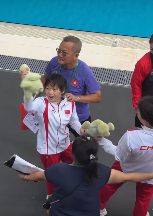 全紅嬋現身澳門酒店遭近百狂迷圍堵嚇到喊！男女粉絲跟入女廁場面失控 