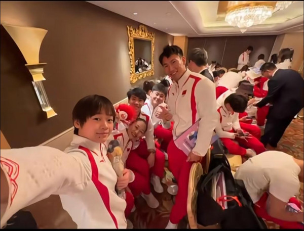 全紅嬋現身澳門酒店遭近百狂迷圍堵嚇到喊！男女粉絲跟入女廁場面失控 