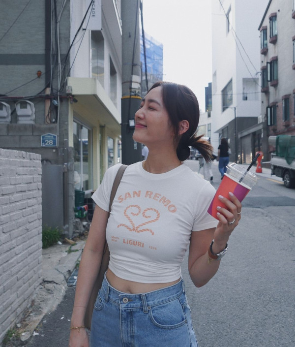 余文樂老婆王棠云被指搭飛機扮傻搶位 IG發文道歉 澄清顧囡心切並非有意 