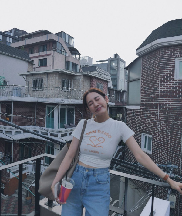 余文樂老婆王棠云被指搭飛機扮傻搶位 IG發文道歉 澄清顧囡心切並非有意 