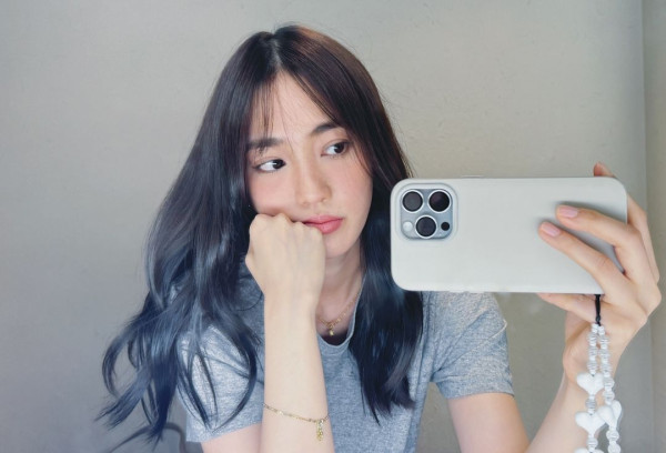 余文樂老婆王棠云被指搭飛機扮傻搶位 IG發文道歉 澄清顧囡心切並非有意 