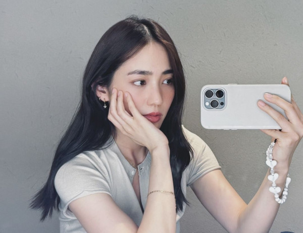 余文樂老婆王棠云被指搭飛機扮傻搶位 IG發文道歉 澄清顧囡心切並非有意 