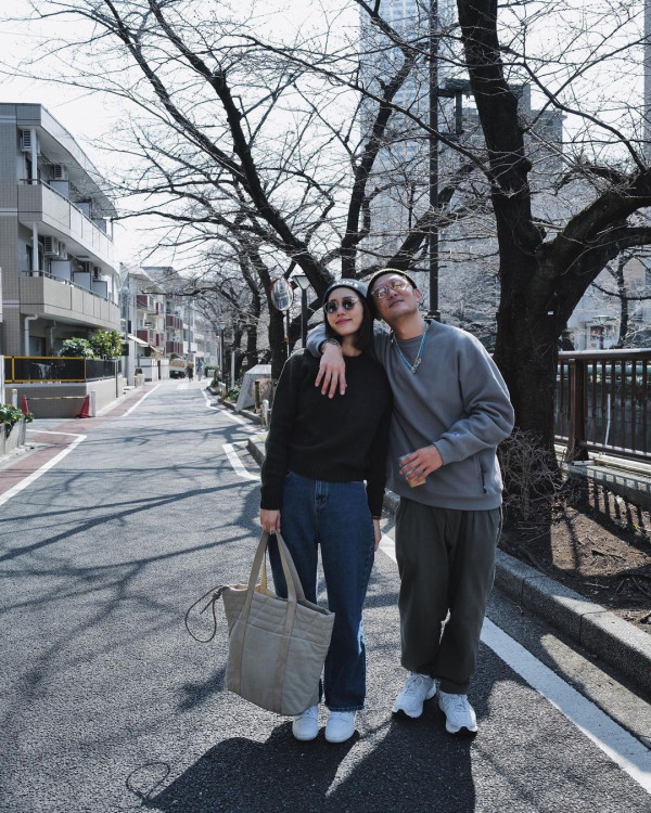 余文樂老婆王棠云被指搭飛機扮傻搶位 IG發文道歉 澄清顧囡心切並非有意 