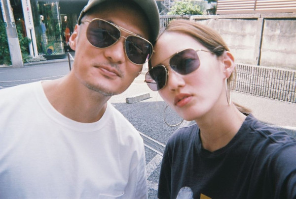 余文樂老婆王棠云被指搭飛機扮傻搶位 IG發文道歉 澄清顧囡心切並非有意 