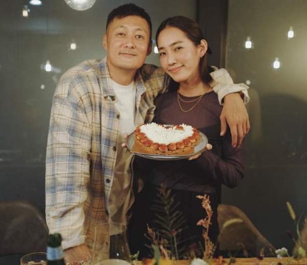 余文樂老婆王棠云被指搭飛機扮傻搶位 IG發文道歉 澄清顧囡心切並非有意 