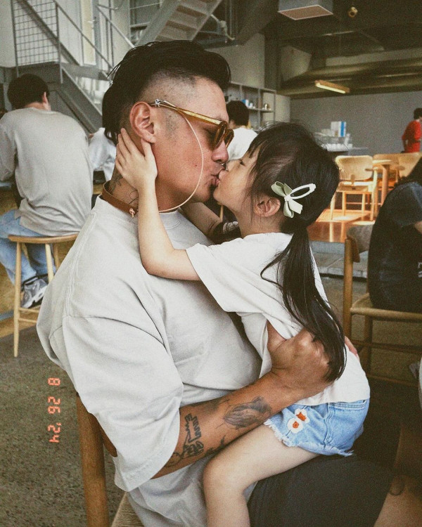 余文樂老婆王棠云被指搭飛機扮傻搶位 IG發文道歉 澄清顧囡心切並非有意 