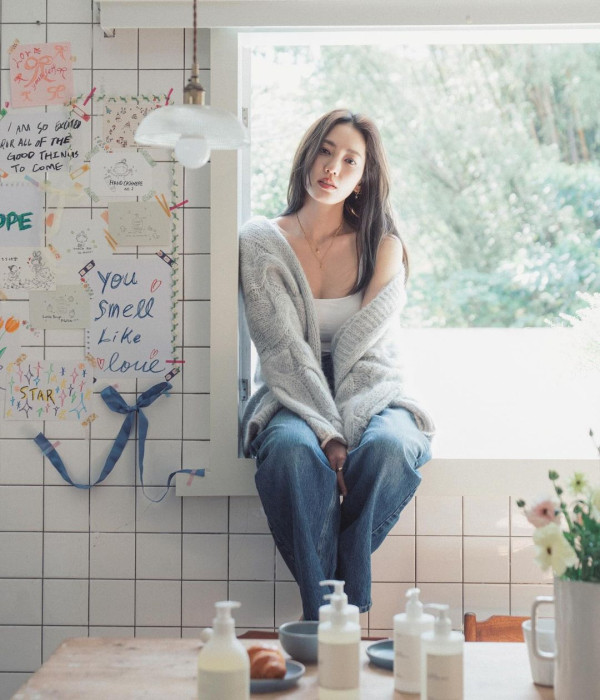 余文樂老婆王棠云被指搭飛機扮傻搶位 IG發文道歉 澄清顧囡心切並非有意 