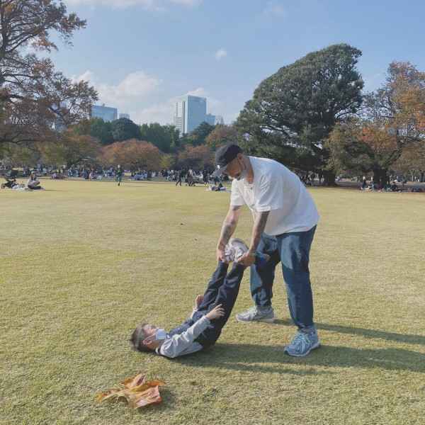 余文樂老婆王棠云被指搭飛機扮傻搶位 IG發文道歉 澄清顧囡心切並非有意 