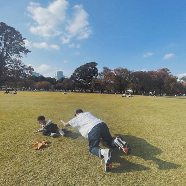 余文樂老婆王棠云被指搭飛機扮傻搶位 IG發文道歉 澄清顧囡心切並非有意 