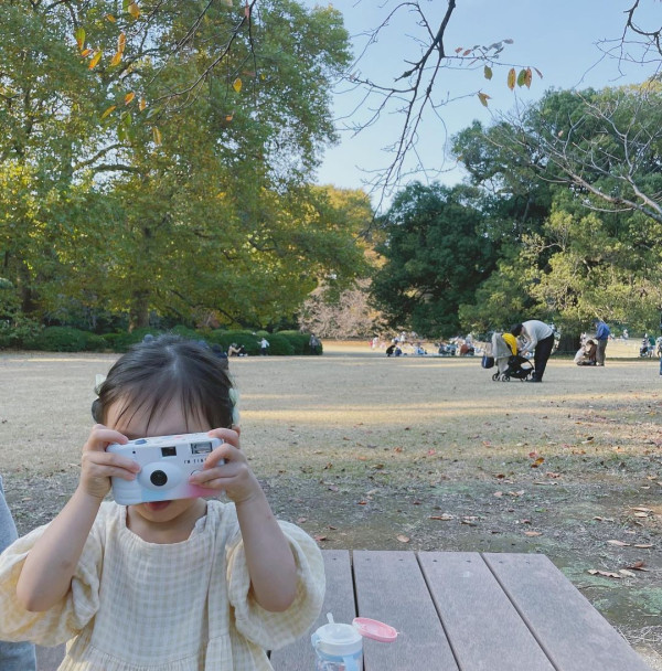 余文樂老婆王棠云被指搭飛機扮傻搶位 IG發文道歉 澄清顧囡心切並非有意 