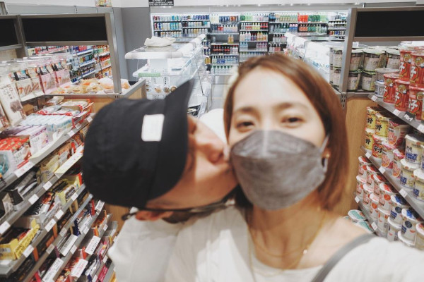 余文樂老婆王棠云被指搭飛機扮傻搶位 IG發文道歉 澄清顧囡心切並非有意 