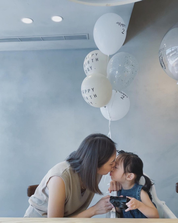 余文樂老婆王棠云被指搭飛機扮傻搶位 IG發文道歉 澄清顧囡心切並非有意 