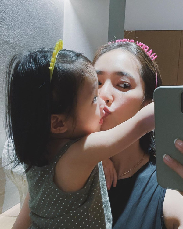 余文樂老婆王棠云被指搭飛機扮傻搶位 IG發文道歉 澄清顧囡心切並非有意 