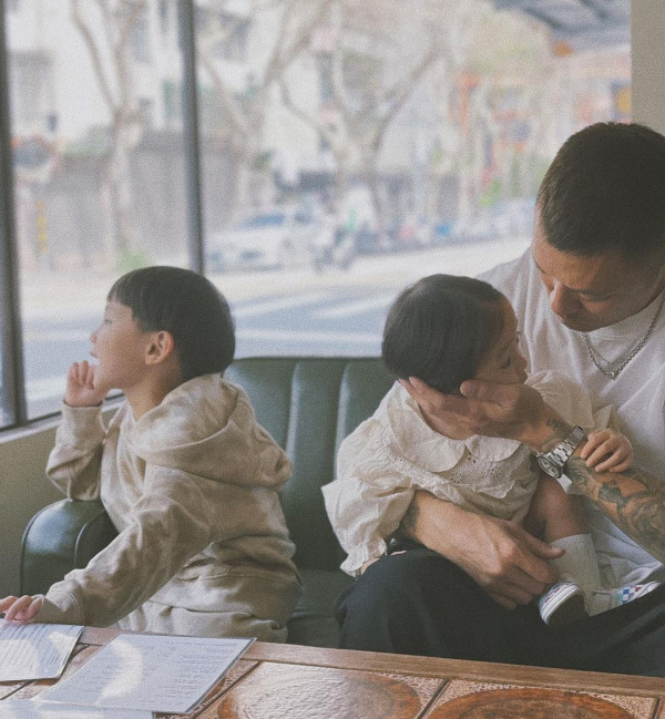 余文樂老婆王棠云被指搭飛機扮傻搶位 IG發文道歉 澄清顧囡心切並非有意 