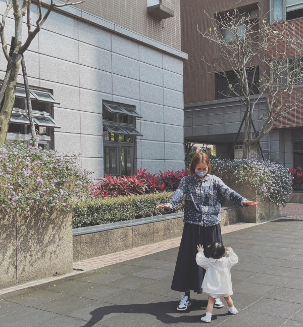 余文樂老婆王棠云被指搭飛機扮傻搶位 IG發文道歉 澄清顧囡心切並非有意 