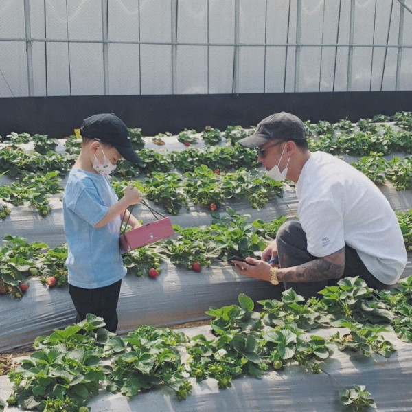 余文樂老婆王棠云被指搭飛機扮傻搶位 IG發文道歉 澄清顧囡心切並非有意 