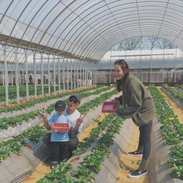 余文樂老婆王棠云被指搭飛機扮傻搶位 IG發文道歉 澄清顧囡心切並非有意 