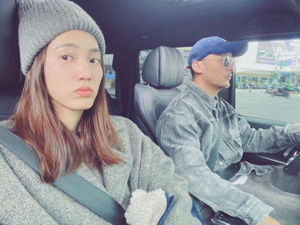 余文樂老婆王棠云被指搭飛機扮傻搶位 IG發文道歉 澄清顧囡心切並非有意 