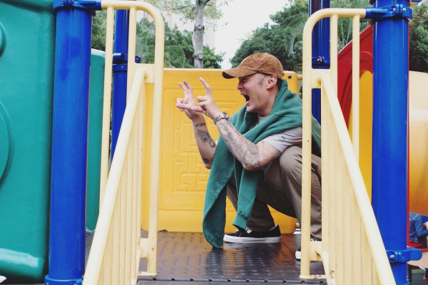 余文樂老婆王棠云被指搭飛機扮傻搶位 IG發文道歉 澄清顧囡心切並非有意 