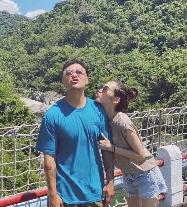 余文樂老婆王棠云被指搭飛機扮傻搶位 IG發文道歉 澄清顧囡心切並非有意 