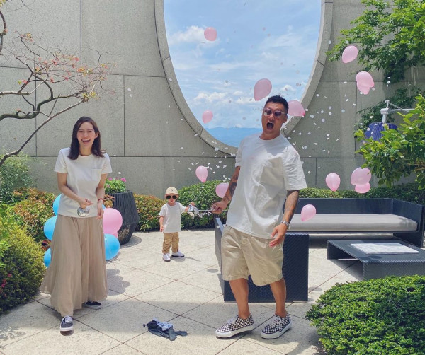 余文樂老婆王棠云被指搭飛機扮傻搶位 IG發文道歉 澄清顧囡心切並非有意 