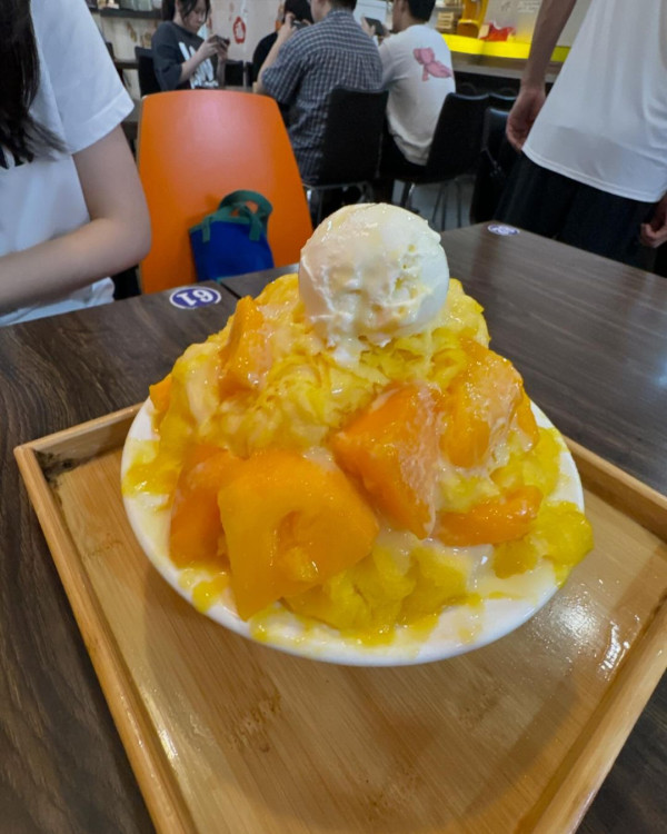 聲夢小花遊澳門水上樂園罕曬泳照 素顏現身曬長腿被讚青春無敵 