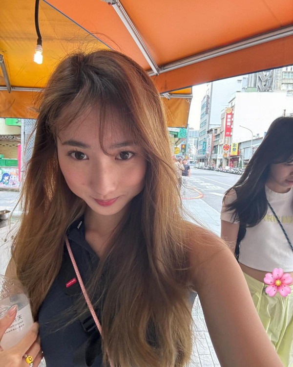 聲夢小花遊澳門水上樂園罕曬泳照 素顏現身曬長腿被讚青春無敵 