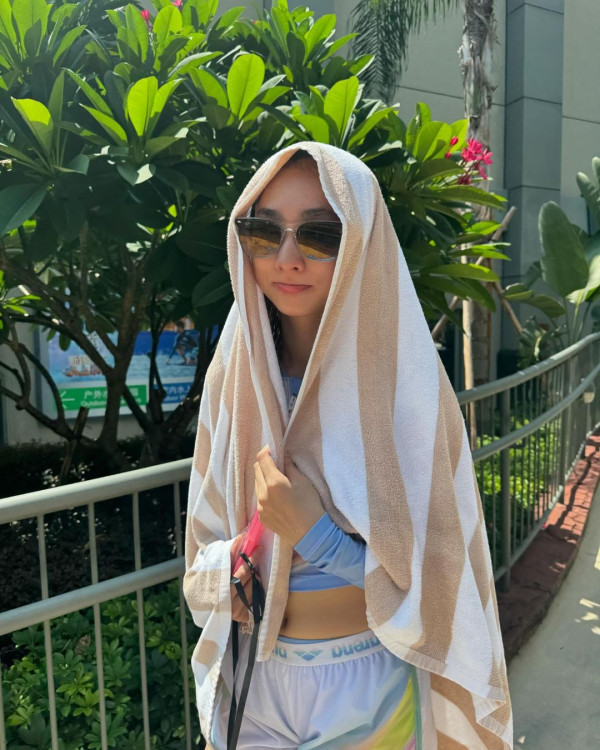 Lily Collins性感金裙現身首映禮！粉絲卻指顏值崩壞？ 