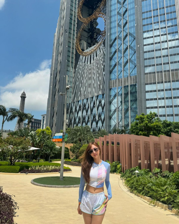 Lily Collins性感金裙現身首映禮！粉絲卻指顏值崩壞？ 