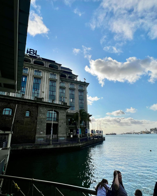 陳凱琳鄭嘉穎帶3個囝囝去泰國!著全紅色家庭裝勁溫馨!