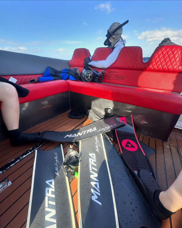 陳凱琳鄭嘉穎帶3個囝囝去泰國!著全紅色家庭裝勁溫馨!