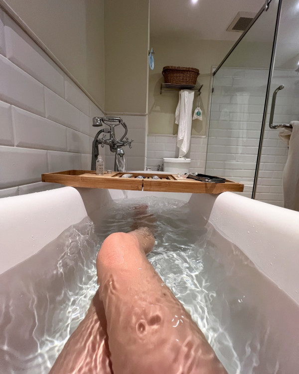 前J2咪神大曬噴血出浴照惹人遐想！邪惡角度浴缸自拍力谷新旅遊節目 