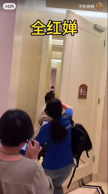 全紅嬋現身澳門酒店遭近百狂迷圍堵嚇到喊！男女粉絲跟入女廁場面失控 