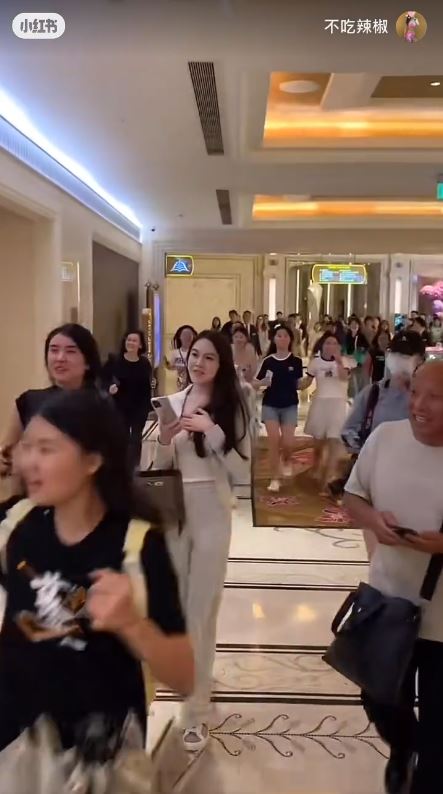 全紅嬋現身澳門酒店遭近百狂迷圍堵嚇到喊！男女粉絲跟入女廁場面失控 