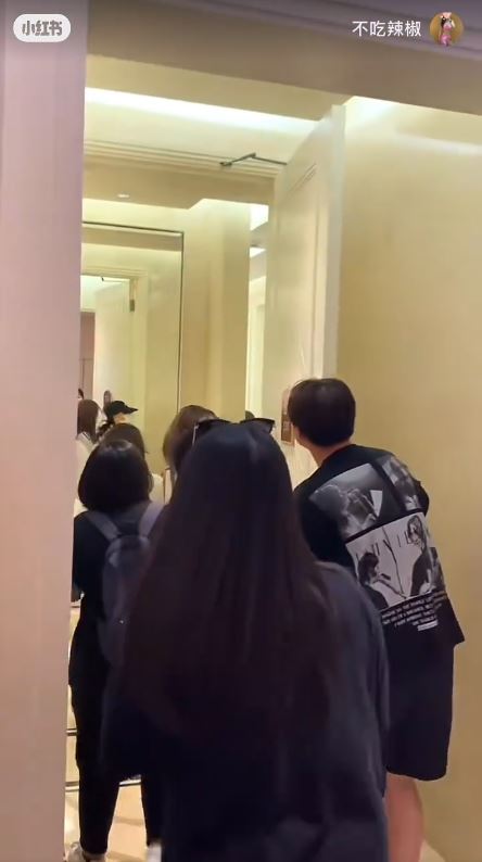 全紅嬋現身澳門酒店遭近百狂迷圍堵嚇到喊！男女粉絲跟入女廁場面失控 