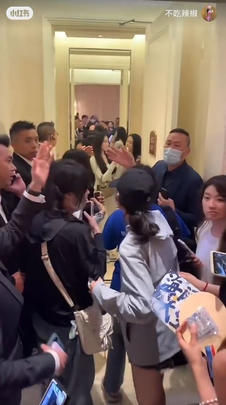 全紅嬋現身澳門酒店遭近百狂迷圍堵嚇到喊！男女粉絲跟入女廁場面失控 