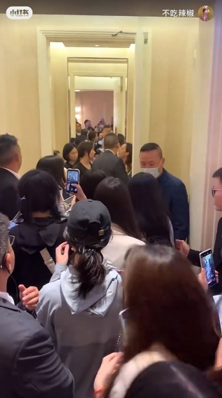 全紅嬋現身澳門酒店遭近百狂迷圍堵嚇到喊！男女粉絲跟入女廁場面失控 