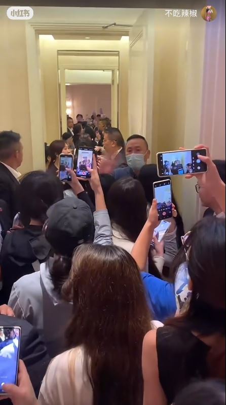 全紅嬋現身澳門酒店遭近百狂迷圍堵嚇到喊！男女粉絲跟入女廁場面失控 