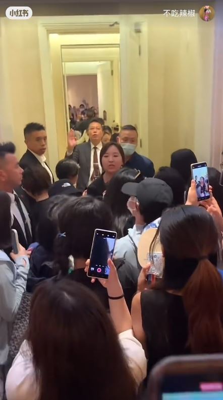 全紅嬋現身澳門酒店遭近百狂迷圍堵嚇到喊！男女粉絲跟入女廁場面失控 