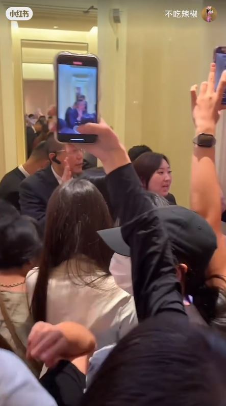 全紅嬋現身澳門酒店遭近百狂迷圍堵嚇到喊！男女粉絲跟入女廁場面失控 