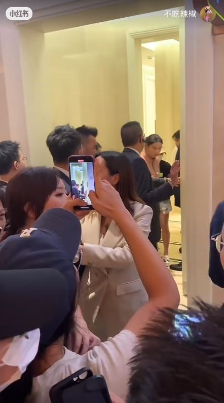 全紅嬋現身澳門酒店遭近百狂迷圍堵嚇到喊！男女粉絲跟入女廁場面失控 