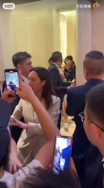 全紅嬋現身澳門酒店遭近百狂迷圍堵嚇到喊！男女粉絲跟入女廁場面失控 