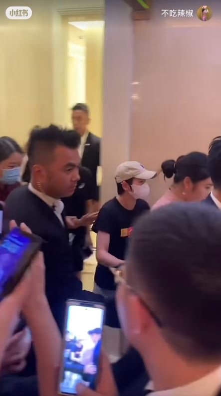 全紅嬋現身澳門酒店遭近百狂迷圍堵嚇到喊！男女粉絲跟入女廁場面失控 