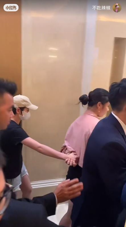 全紅嬋現身澳門酒店遭近百狂迷圍堵嚇到喊！男女粉絲跟入女廁場面失控 