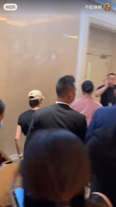 全紅嬋現身澳門酒店遭近百狂迷圍堵嚇到喊！男女粉絲跟入女廁場面失控 