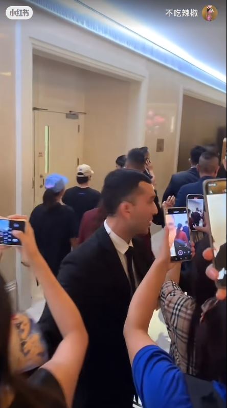 全紅嬋現身澳門酒店遭近百狂迷圍堵嚇到喊！男女粉絲跟入女廁場面失控 