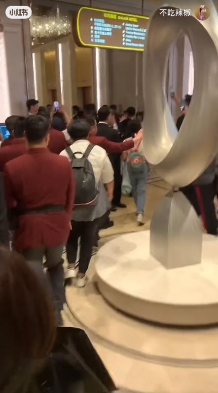 全紅嬋現身澳門酒店遭近百狂迷圍堵嚇到喊！男女粉絲跟入女廁場面失控 