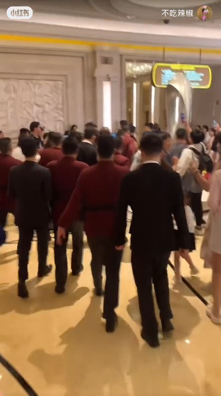全紅嬋現身澳門酒店遭近百狂迷圍堵嚇到喊！男女粉絲跟入女廁場面失控 
